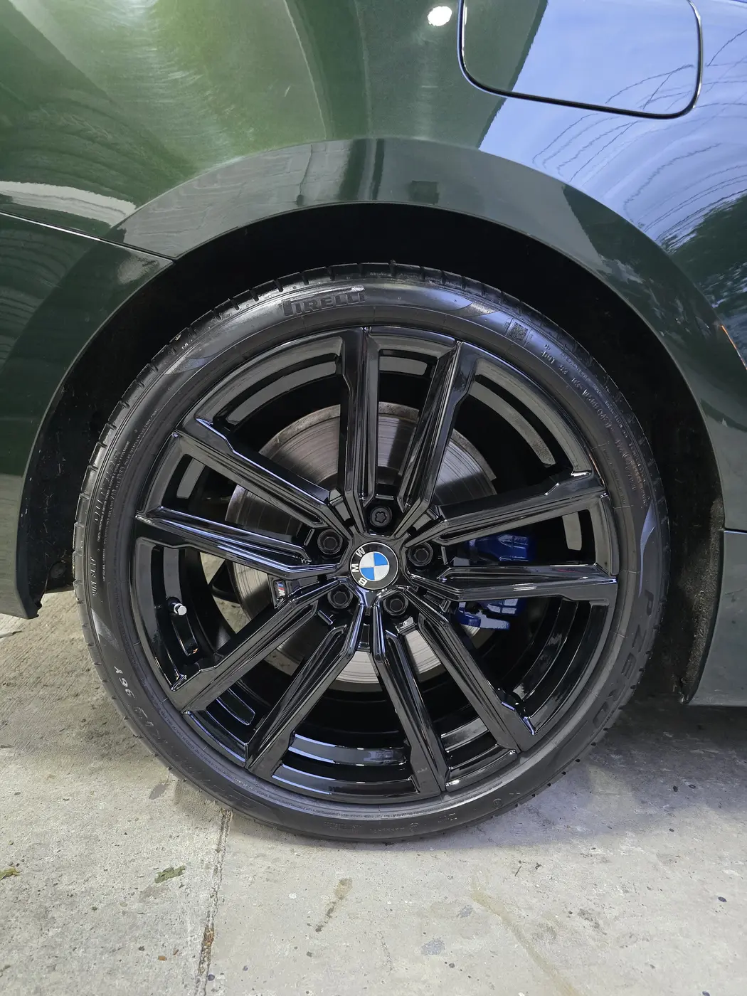 Pintura profesional de rines BMW negro brillante en Medellin